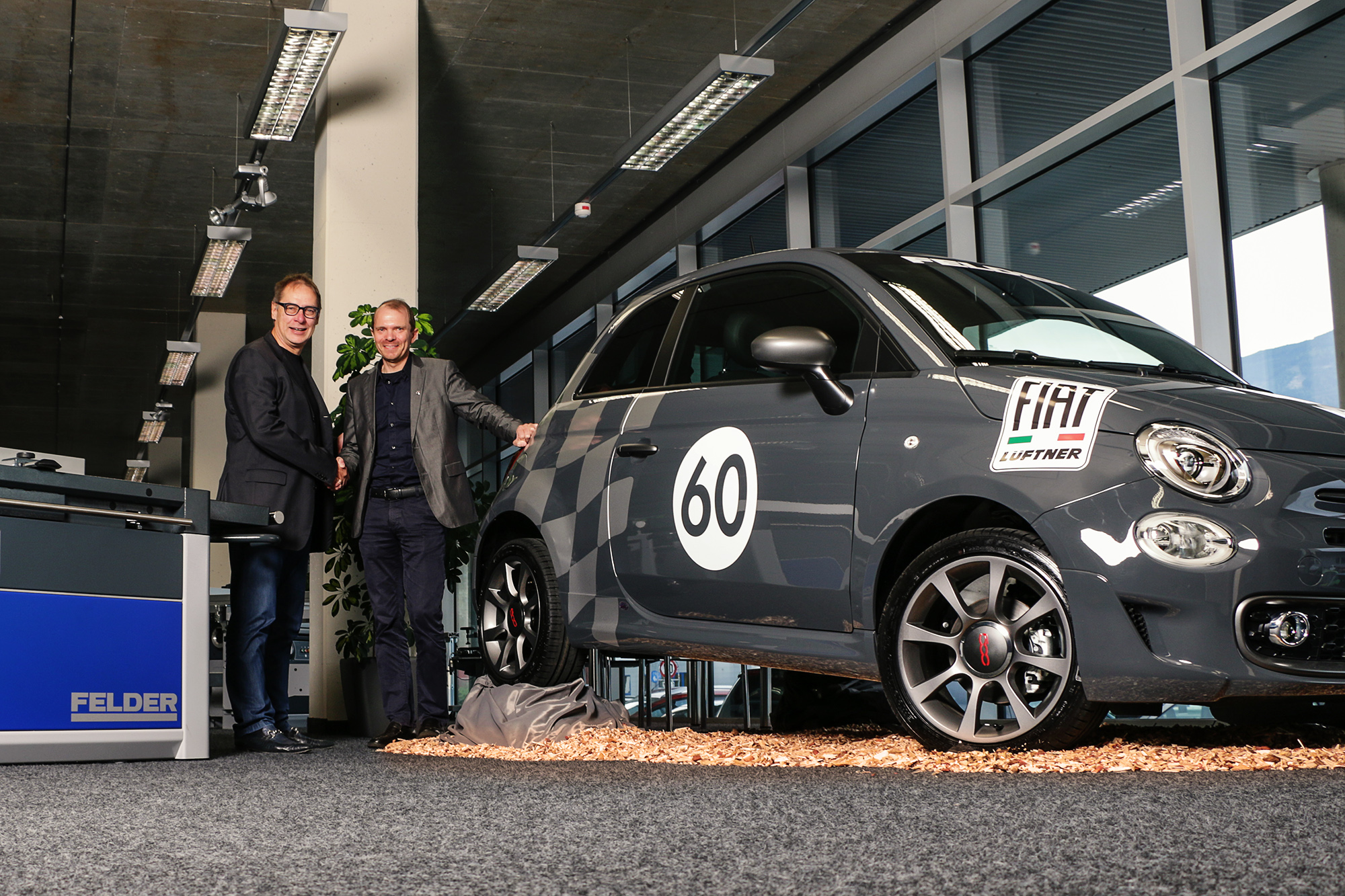 Hansjörg Felder und Harald Nössig bei Übergabe des Fiat 500S